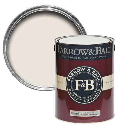 Offene Farbdose von oben von Au Lait, dass dem weichem Weiß von Zichorienkaffee nahempfunden ist, mit einer geschlossenen 5l Dose Modern Emulsion davor.