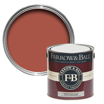 Offene Farbdose von oben von Bamboozle, das nicht nur für eine Verwirrungstaktik von Piraten steht, sondern auch eine farbliche Abstufung von Harissa ist mit einer geschlossenen 2,5l Dose Estate Emulsion davor 
