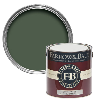 Offene Farbdose von oben von Beverly, dem zuverlässigen und beruhigend dunklen Grünton mit einer geschlossenen 2,5l Dose Estate Emulsion davor.