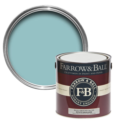 Offene Farbdose von oben hinter einer geschlossenen von Blue Ground, einem fröhlichen Blauton