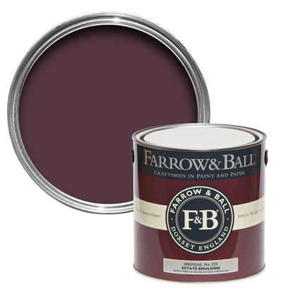 Offene Farbdose von oben von Brinjal, dem edelen und glamourösen Farbton einer glänzender Auberginenhaut mit einer geschlossenen 2,5l Dose Estate Emulsion davor. 
