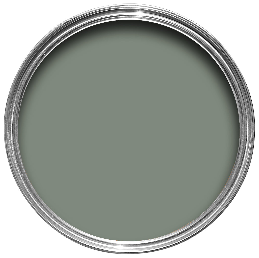 Offene Farbdose von oben vom schlichten und rauchigen Graugrün Card Room Green.
