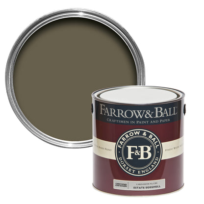 Offene Farbdose von oben von Cardamom, das sein sattes, warmes Braun vom gleichnamigen vielseitig verwendbaren Gewürz hat, mit einer geschlossenen 2,5l Dose davor.