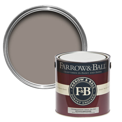 Offene Farbdose von oben von Charleston Gray, dem warmen und gedämpften Grauton mit einer geschlossenen 2,5l Dose Estate Emulsion davor. 