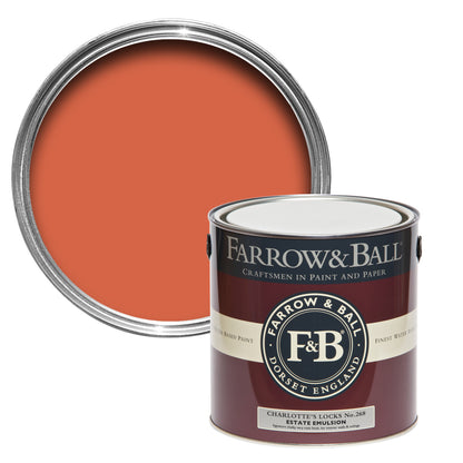 Offene Farbdose von oben von Charlotte's Locks, dem leuchtenden und kräftigen Orange mit einer geschlossenen 2,5l Dose Estate Emulsion davor. 