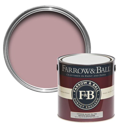 Offene Farbdose von oben von Cinder Rose, dem Rosa einer Rose mit einer geschlossenen 2,5l Dose Estate Emulsion davor. 
