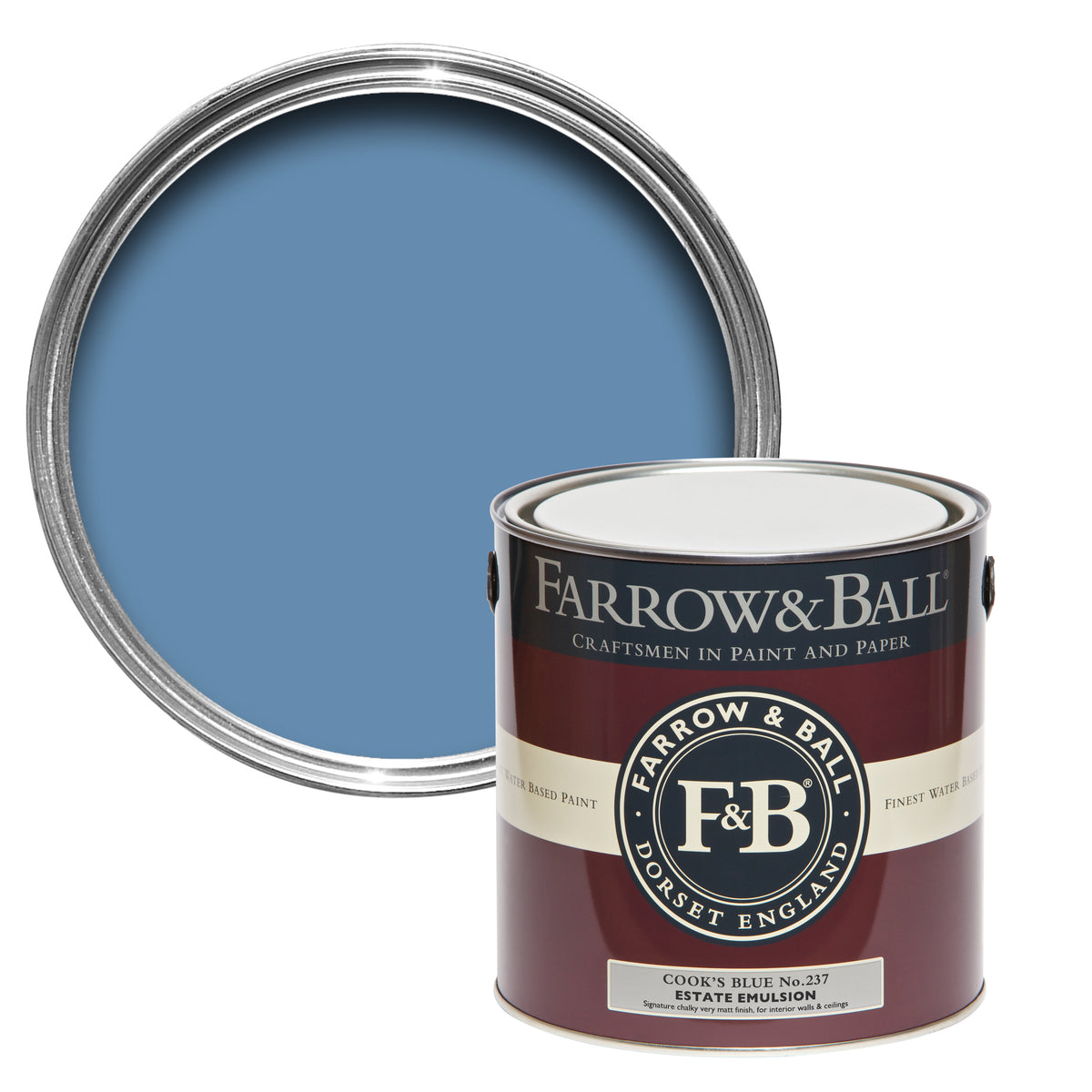 Offene Farbdose von oben von Cook's Blue, einem nostalgischen Küchenblau mit einer geschlossenen 2,5l Dose Estate Emulsion davor. 
