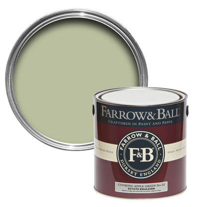 Offene Farbdose von oben von Cooking Apple Green, dem charmten Grün, dass an Omas Küche erinnert mit einer geschlossenen 2,5l Dose Estate Emulsion davor. 
