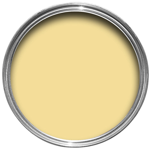 Offene Farbdose von oben von Dayroom Yellow, das durch den Farbton jeden Raum Sonnlicht durchflutet wirken lässt. 
