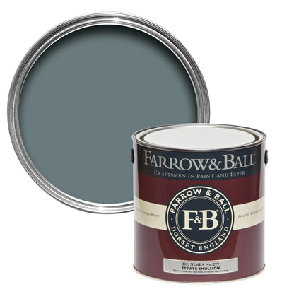 Offene Farbdose von oben von De Nimes, einem elegantes Blau, wie wir es von Hosen kennen mit einer geschlossenen 2,5l Dose Estate Emulsion davor. 