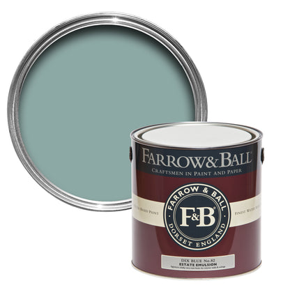 Offene Farbdose von oben von Dix Blue, einem Vintage-Blau mit grünem Unterton mit einer geschlossenen 2,5l Dose Estate Emulsion davor. 
