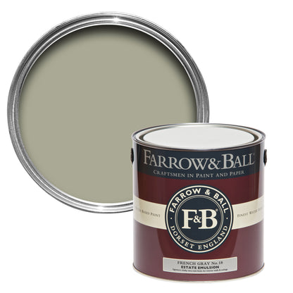 Offene Farbdose von oben von French Gray, dem subtilen aber bodenständigen und rauem Graugrün  mit einer geschlossenen 2,5l Dose Estate Emulsion davor. 
