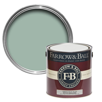 Offene Farbdose von oben von Green Blue, das je nach Tageszeit, Lage und Lichtverhältnis eher Blau oder eher Grün wirkt mit einer geschlossenen 2,5l Dose Estate Emulsion davor. 