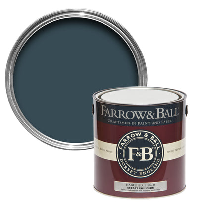 Offene Farbdose von oben von Hague Blue, dem kräftvollen und elegantem Hollandblau mit einer geschlossenen 2,5l Dose Estate Emulsion davor. 