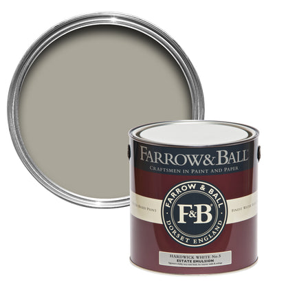 Offene Farbdose von oben von Hartwick White, einem mehr Grau als Weiß mit einer geschlossenen 2,5l Dose Estate Emulsion davor. 