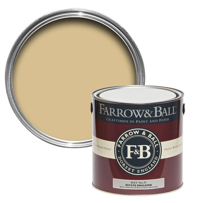Offene Farbdose von oben von Hay, einem heuähnlichen und da durch sommerlichen Gelb mit einer geschlossenen 2,5l Dose Estate Emulsion davor. 
