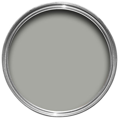 Offene Farbdose von oben von Lamp Room Gray, einem Grau, als hätte Ruß eine Wand verfärbt. 
