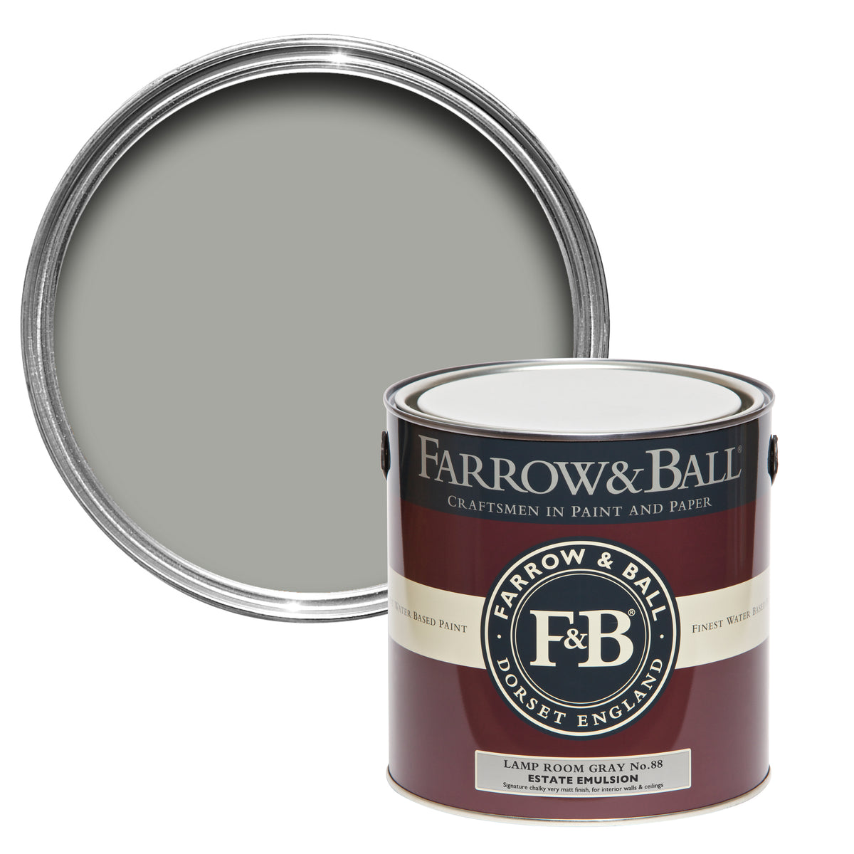 Offene Farbdose von oben von Lamp Room Gray, einem Grau, als hätte Ruß eine Wand verfärbt mit einer geschlossenen 2,5l Dose Estate Emulsion davor. 
