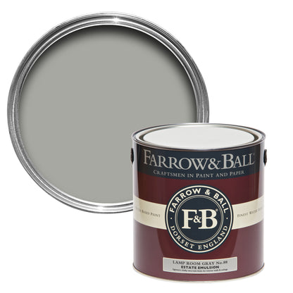 Offene Farbdose von oben von Lamp Room Gray, einem Grau, als hätte Ruß eine Wand verfärbt mit einer geschlossenen 2,5l Dose Estate Emulsion davor. 
