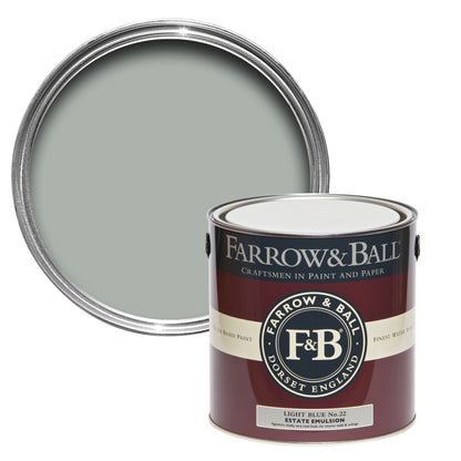 Offene Farbdose von oben von Light Blue, einem hellen und leichten Blau mit einer geschlossenen 2,5l Dose Estate Emulsion davor. 
