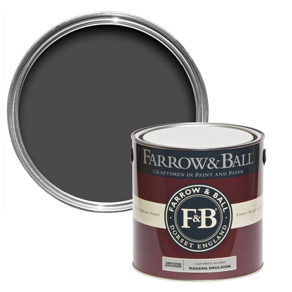 Offene Farbdose von oben von Liquorice, einem Lakritz Schwarz mit einer geschlossenen 2,5l Dose Modern Emulsion davor. 
