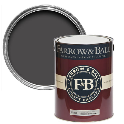 Offene Farbdose von oben von Liquorice, einem Lakritz Schwarz mit einer geschlossenen 5l Dose Modern Emulsion davor. 