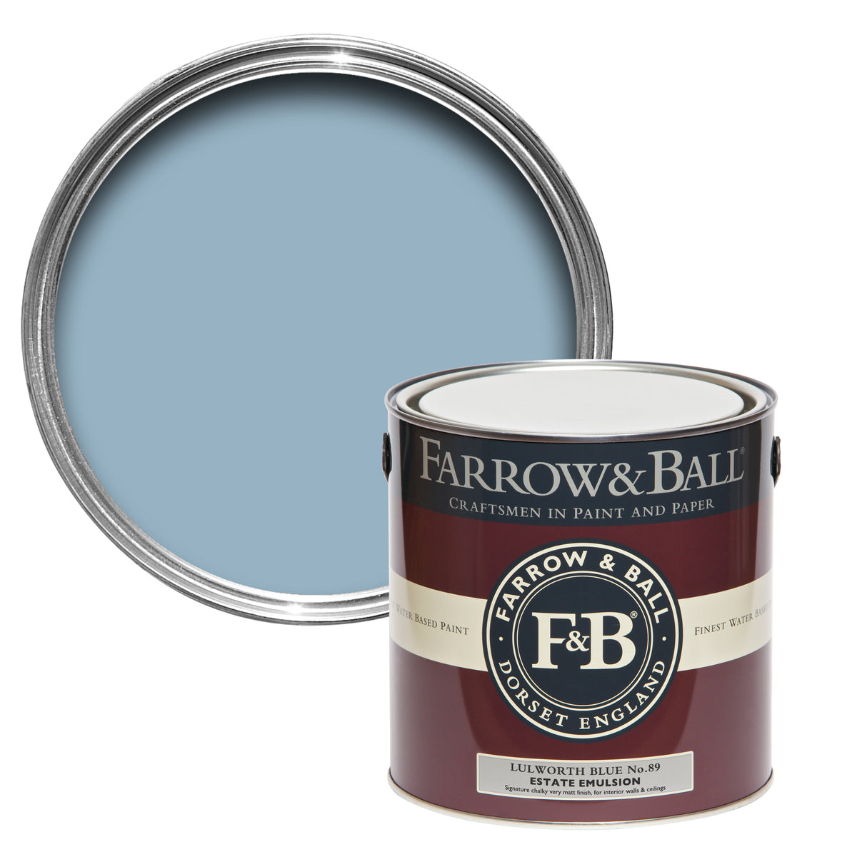 Offene Farbdose von oben von Lulworth Blue, einem Meeresblau aus der Lulworth Bucht mit einer geschlossenen 2,5l Dose Estate Emulsion davor. 
