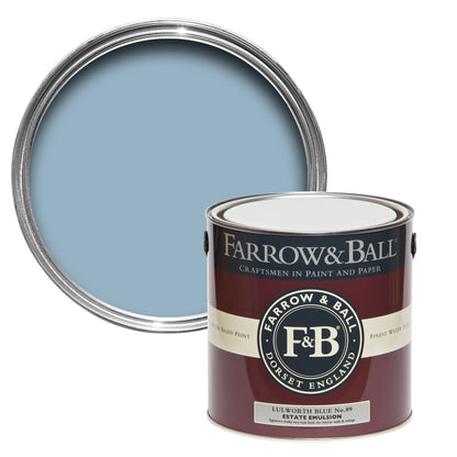 Offene Farbdose von oben von Lulworth Blue, einem Meeresblau aus der Lulworth Bucht mit einer geschlossenen 2,5l Dose Estate Emulsion davor. 
