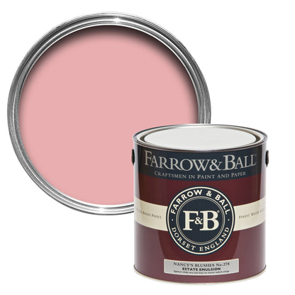 Offene Farbdose von oben von Nancy's Blushes, einem romantischen und heiterm Rosa wie die Wangen eines kleinen Mädchens mit einer geschlossenen 2,5l Dose Estate Emulsion davor. 