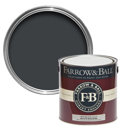 Offene Farbdose von oben von Off-Black, einem klassischen aber weichen Schwarz mit einer geschlossenen 2,5l Dose Estate Emulsion davor. 