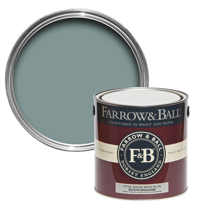 Offene Farbdose von oben von Oval Room Blue, einem königlichen und leicht schwarz eingefärbtem Blau mit einer geschlossenen 2,5l Dose Estate Emulsion davor. 