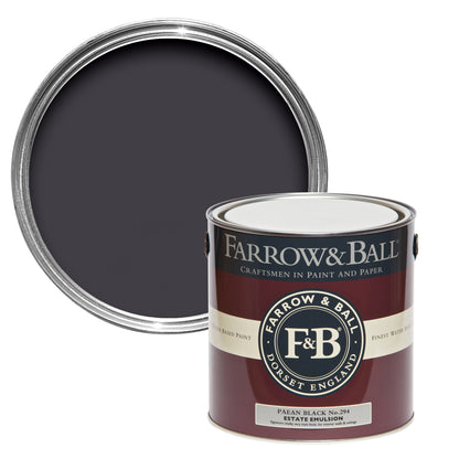 Offene Farbdose von oben von Paean Black, einem extravagantem, fast schon schwarzem Violett Ton mit einer geschlossenen 2,5l Dose Estate Emulsion davor. 