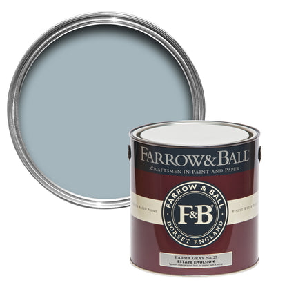 Offene Farbdose von oben von Parma Gray, einem kühlen Blau mit einer geschlossenen 2,5l Dose Estate Emulsion davor. 
