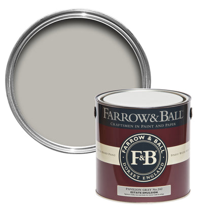 Offene Farbdose von oben von Pavilion Gray, einem klassichen Mittelgrau oder auch Schwedengrau mit einer geschlossenen 2,5l Dose Estate Emulsion davor. 
