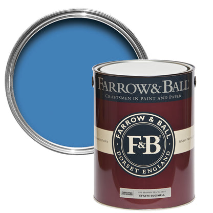 Offene Farbdose von oben von Pea Flower Tea, dem leuchtenden blauen Tee, der aus Schmetterlingsblüten gewonnen wird, mit einer geschlossenen 5l Dose davor.