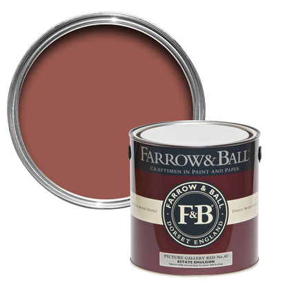 Offene Farbdose von oben von Picture Gallery Red, einem zeitlosen Rot mit einer geschlossenen 2,5l Dose Estate Emulsion davor. 
