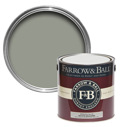 Offene Farbdose von oben von Pigeon, einem eleganten Taubengrau mit einer geschlossenen 2,5l Dose Estate Emulsion davor. 
