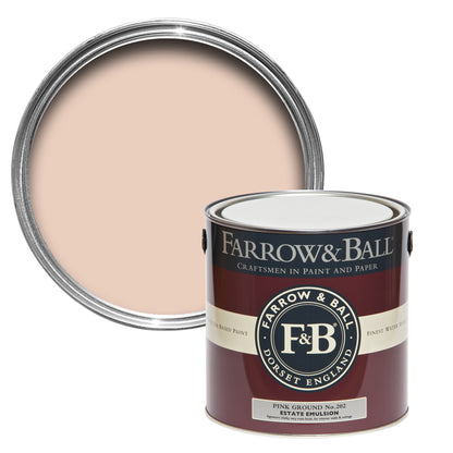 Offene Farbdose von oben von Pink Ground, einem zarten hellrosa mit einer geschlossenen 2,5l Dose Estate Emulsion davor. 
