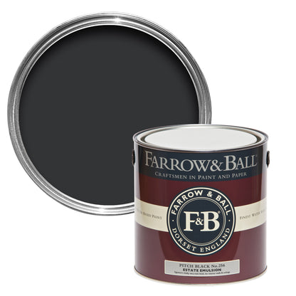 Offene Farbdose von oben von Pitch Black einem schwarz, dunkel wie Teer mit einer geschlossenen 2,5l Dose Estate Emulsion davor. 

