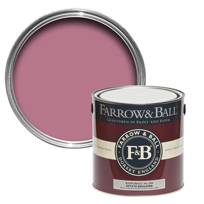 Offene Farbdose von oben hinter einer geschlossenen von Rangwali, das den kräftigen und exotischen Farbton zeigt, der an das Pink des Farbpulvers erinnert, wie man es von einem indischen Freudenfest kennt