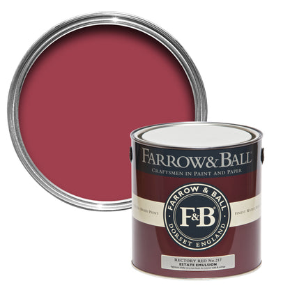 Offene Farbdose von oben hinter einer geschlossenen von Rectory Red, das einen eleganten Rotton darstellt, der von einem Dorf in Klerus inspiriert ist.
