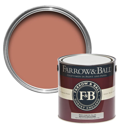 Offene Farbdose von oben von Red Earth, einem erdigen Rot mit einer geschlossenen 2,5l Dose Estate Emulsion davor. 
