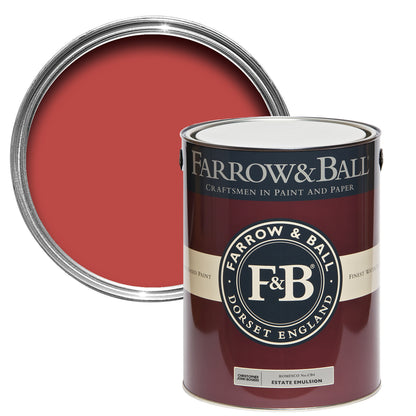 Offene Farbdose von oben von Romesco, dem satten und leuchtenden Rot einer spanischen Soße, mit einer geschlossenen 5l Dose Estate Emulsion davor. 