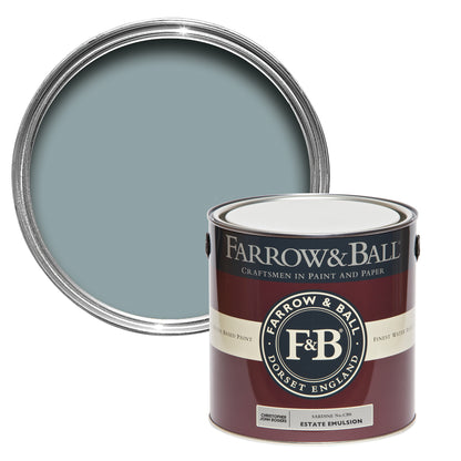 Offene Farbdose von oben von Sardine, einem Silbergrau, mit einer geschlossenen 2,5l Dose Estate Emulsion davor. 