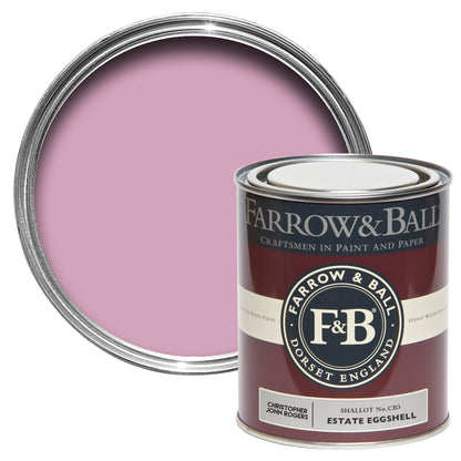 Offene Farbdose von oben von Shalott, einem fröhlichen Rosa, wie man es von den Schalotten aus der Cajun-Küche kennt, mit einer geschlossenen 750ml Dose davor.
