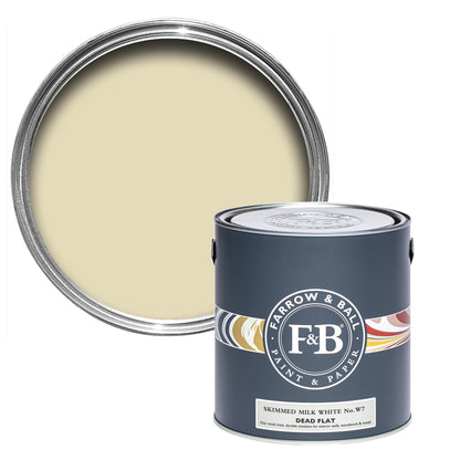 Offene Dead Flat Farbdose von Skimmed Milk White, einem weichen Weißton. 