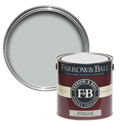 Offene Farbdose von oben von Skylight, einem zarten und unaufdringlichem Blaugrau mit einer geschlossenen 2,5l Dose Estate Emulsion davor. 
