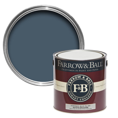 Offene Farbdose von oben von Stiffkey Blue, einem Atmosphäre bringendem dunklen Blau mit einer geschlossenen 2,5l Dose Estate Emulsion davor. 
