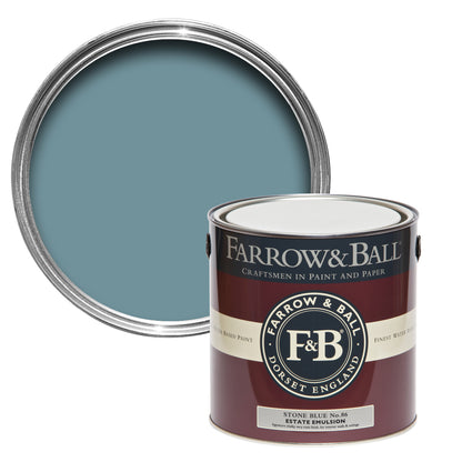 Offene Farbdose von oben von Stone Blue, einem satten und lebendigem Indigoblau mit einer geschlossenen 2,5l Dose Estate Emulsion davor. 

