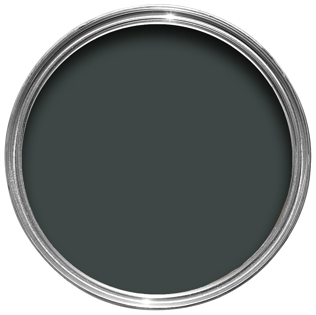 Offene Farbdose von oben von Studio Green, einem sehr dunklen Grün, wie man es als Polohemden auf Golfplätzen findet.
